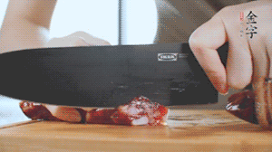 食材統(tǒng)統(tǒng)切成片，待用。