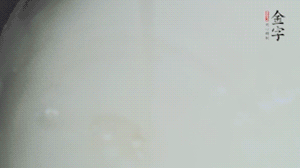 將浸泡了30分鐘的米放入電飯煲中，在水中加入半勺油。