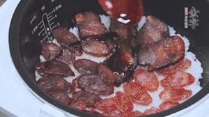 關(guān)上蓋子繼續(xù)燜煮20分鐘淋上醬汁。