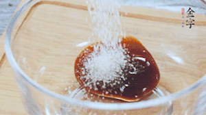 合上蓋子，啟動電源煮飯。期間混合好調(diào)味汁。