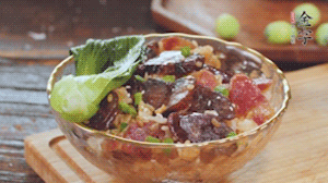 期間用開水燙熟青菜，煎好荷包蛋~ （懶人可忽略此步）