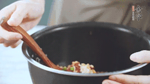 揭開鍋蓋，放上青菜，荷包蛋，就可以吃了。