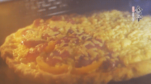 準備好披薩餅皮，烤盤刷油后入烤箱預熱10分鐘，放上面餅后180度烤10分鐘。（現(xiàn)成買的披薩皮，就忽略此步驟）