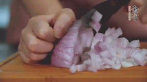 2.半個青椒、半個黃椒切圈、一個洋蔥切丁、三個白蘑菇切片備用。