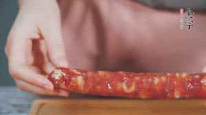 金字火腿肉香腸切成片狀。