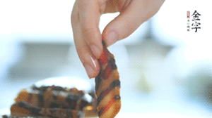 金字醬肉切片備用。