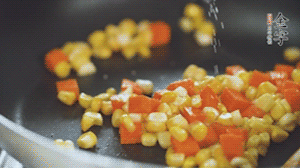 胡蘿卜、玉米洗凈后，處理成粒，加鹽簡單炒制。