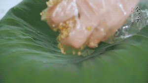 將食材混合好鋪到新鮮荷葉上。（可以加點(diǎn)水）