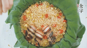 擺上金字醬肉，妥帖包裹好上鍋蒸。