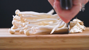 海鮮菇、蟹味菇去掉根部，洗凈。