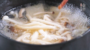 依次放火腿、豆腐，加水大火燒開，小火燉煮20分鐘，出鍋前撒上蔥花即可。