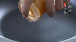 植物油入鍋，翻炒冬瓜。