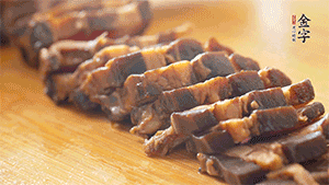 金字醬肉切片。