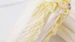 娃娃菜洗凈，對半切。