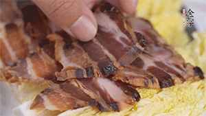 依次擺放娃娃菜和醬肉。