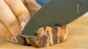 金字風(fēng)味醬肉切成片，上鍋蒸15分鐘。
