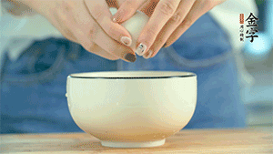 雞蛋液打散，可以加點(diǎn)鹽和黃酒，邊煎邊用筷子攪拌。