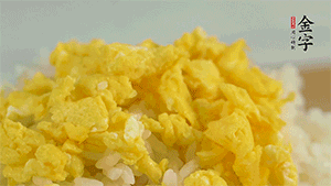 將雞蛋碎、西蘭花碎和放涼的米飯混合，用少許鹽、橄欖油調(diào)味。