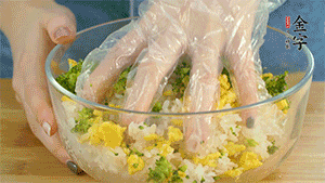 將飯團(tuán)用手搓捏成圓球狀。