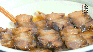 鋪上一片醬肉，撒點(diǎn)芝麻即可。