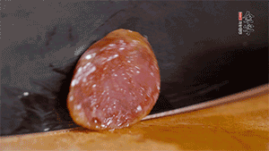 金字火腿肉香腸上鍋蒸15分鐘，切片備用。