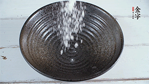 面粉加適量清水，攪拌成糊狀。