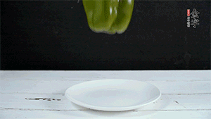 雞蛋打散，加青椒粒、蔥花攪拌。