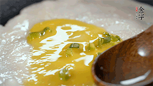 將雞蛋液鋪到面餅上，放上香腸。