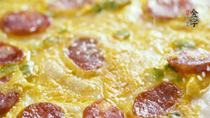 撒上一些芝麻，準(zhǔn)備一些番茄醬，一份早餐就做好了。