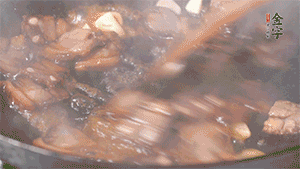 熱油下鍋，爆香蒜片。放入醬肉翻炒片刻后,下豌豆尖均勻翻炒。