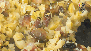 熱油起鍋，下醬肉丁炒香，再加入筍丁、適量水淀粉勾芡翻炒均勻。