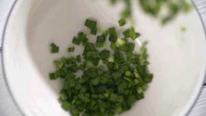 韭菜洗凈，切粒。