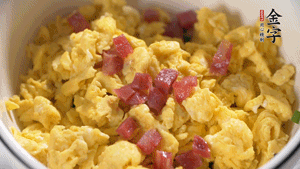 將香腸、韭菜、雞蛋攪拌均勻，可適當(dāng)加玉米油、十三香、味精調(diào)味。