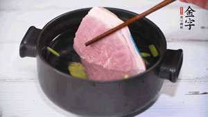 整塊豬肉，加蔥、姜片、料酒焯水。