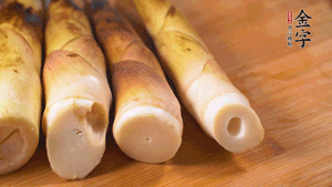 春筍剝?nèi)ネ鈿?，切成滾刀塊。