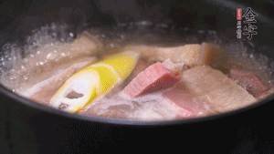 火肉、豬肉加料酒、清水大火煮開(kāi)后，加入春筍小火慢燉40分鐘，出鍋前撒蔥花即可。