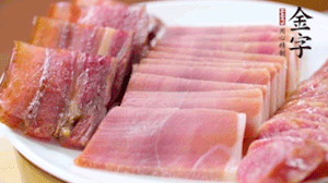 擺盤后鋪上老豆腐，淋點(diǎn)料酒，灑點(diǎn)白糖上鍋蒸20分鐘。