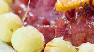 出鍋前10分鐘淋上蜂蜜，倒扣出來撒上桂花，擺上胡蘿卜裝飾即可。