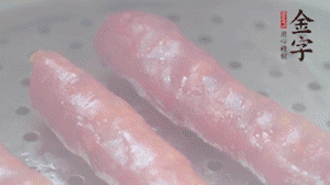 金字香腸上鍋，大火蒸5分鐘，切片備用。