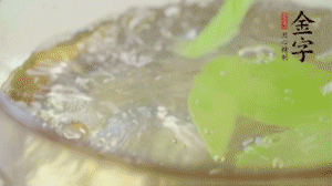 萵筍去皮切片，加鹽焯水。