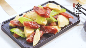 熱油下鍋，依次下金字香腸、萵筍、冬筍，均勻翻炒。