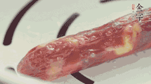 香腸蒸至半熟切片，筍切丁備用。