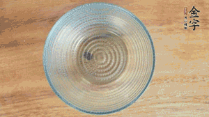 取一個碗，香菇倒放，香腸片圍繞鋪成圓形，加炒好的米飯壓實。