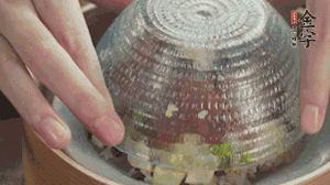 碗倒扣到盤中，擺上焯水后的熟蝦仁即可。