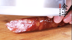 金字肉感香腸切成片，大蒜切末。