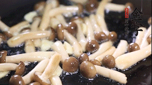 熱油下鍋煸香蒜末，依次加蟹味菇、香腸、西蘭花均勻翻炒，放適量水燜煮3分鐘。