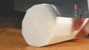 白蘿卜去皮切塊，豆芽洗凈。