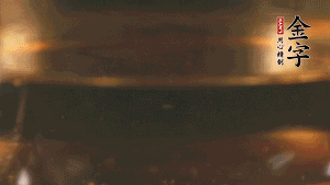 冷水下鍋，加入牛仔骨、姜片焯水備用。