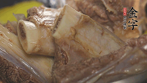 鍋中加熱適量油，加入姜和牛仔骨炒至外表呈金棕色。