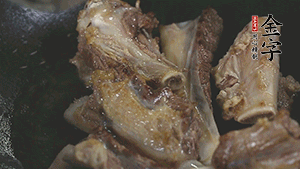 加入白蘿卜、料酒、水、火腿煮40分鐘。